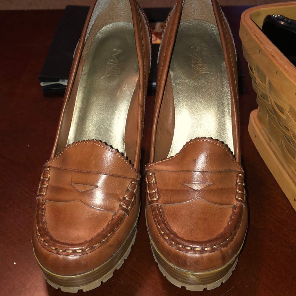 Brown heels. Cat pillowcase.